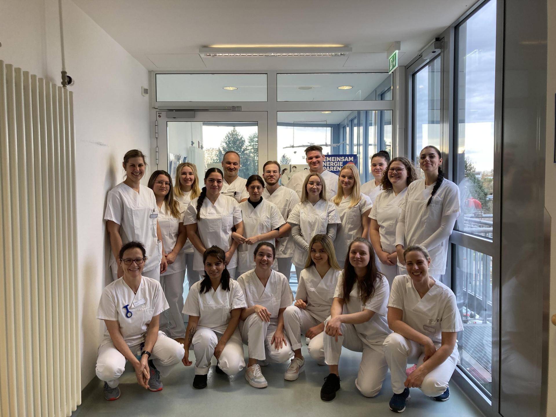 &Uuml;bernehmen f&uuml;r f&uuml;nf Wochen die Leitung der Station 5B: Teilnehmende Auszubildende der Lehr-Lern-Station am Ortenau Klinikum Achern. 