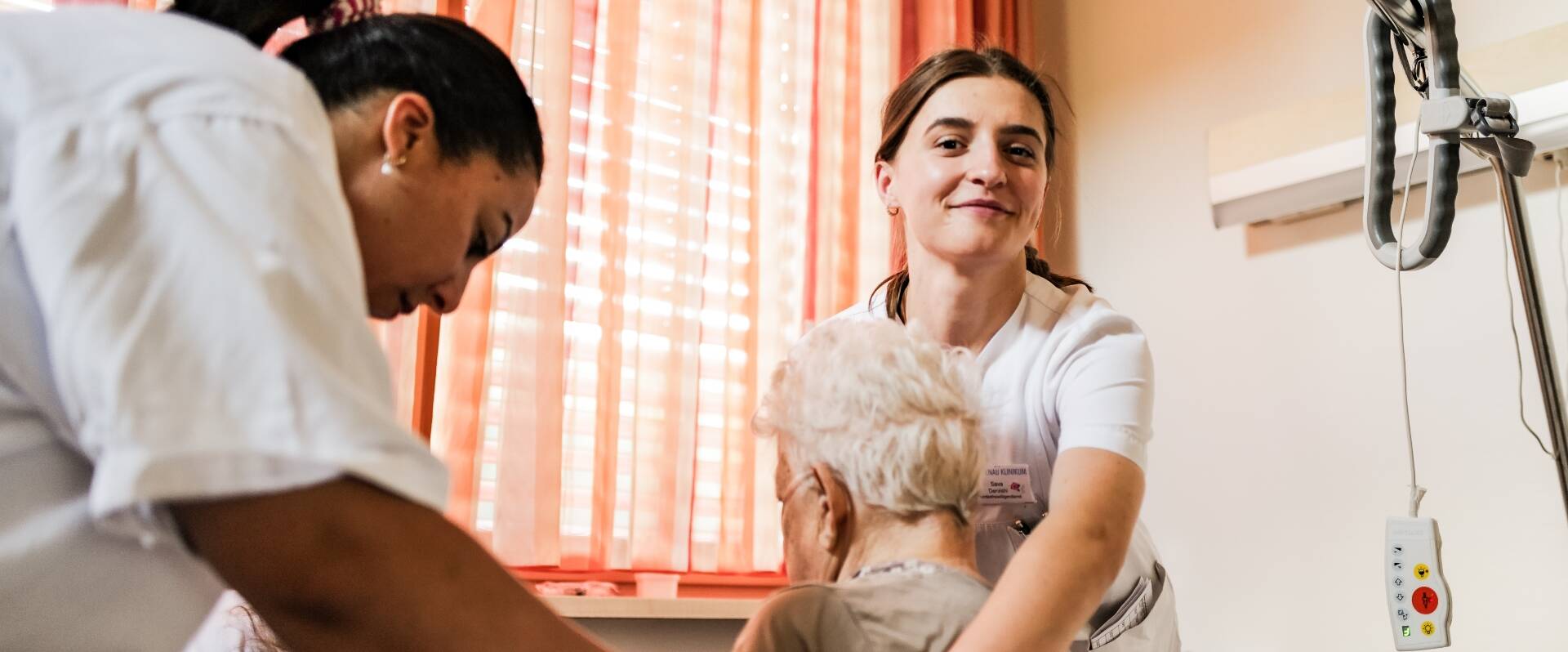 Pflegerin im Zimmer einer Patientin