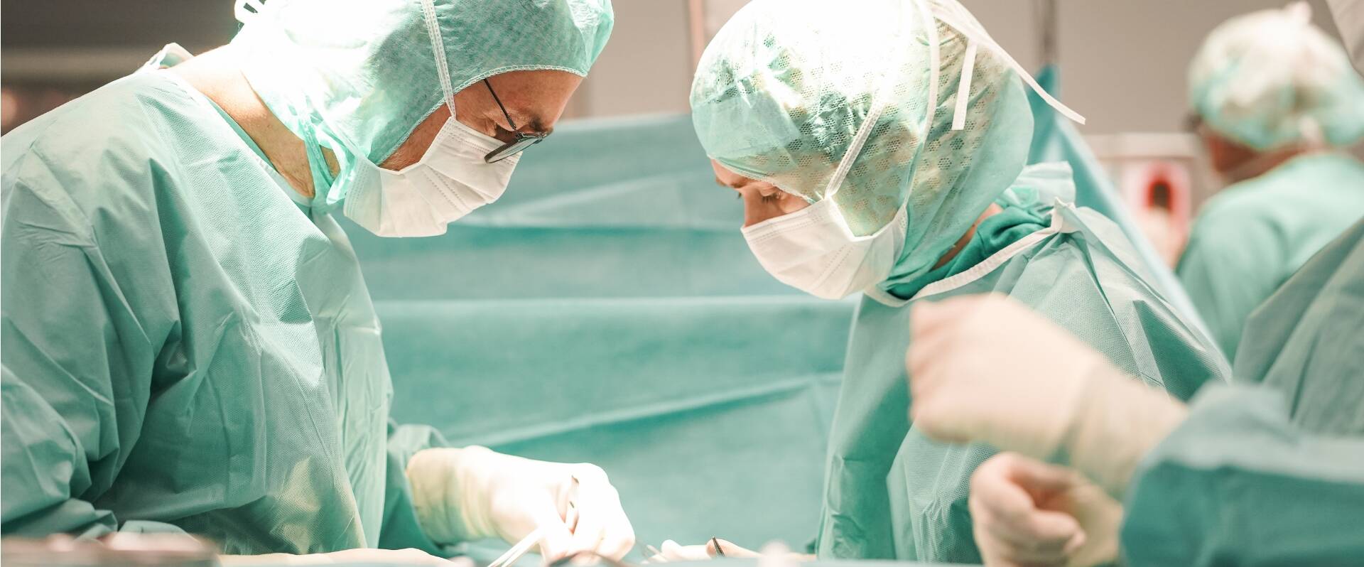 Eine Gruppe von Ärzten bei einer Operation