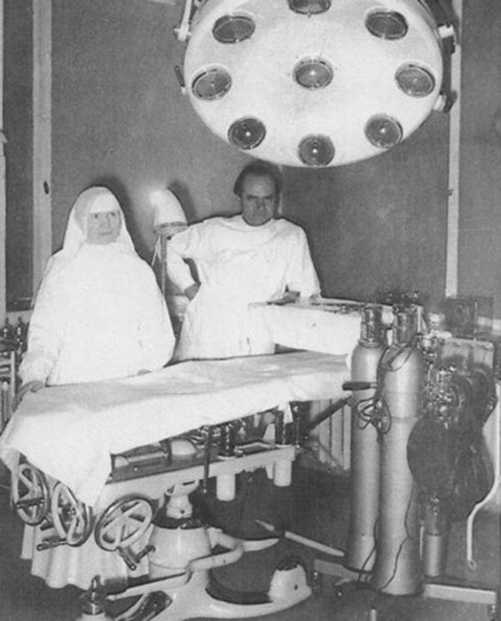 Abbildung von zwei Personen an einem alten Operationstisch