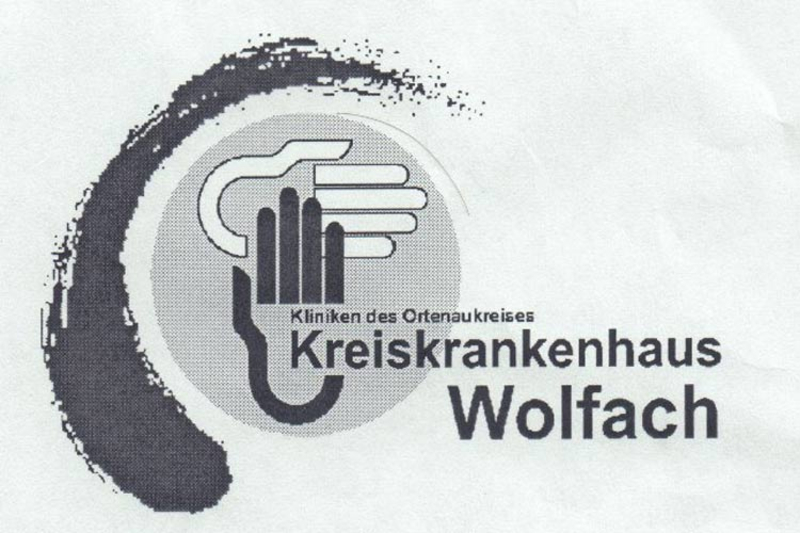 Abbildung des alten Logos: zwei Hände und der Text: Kliniken des Ortenaukreises; Kreiskrankenhaus; Wolfach