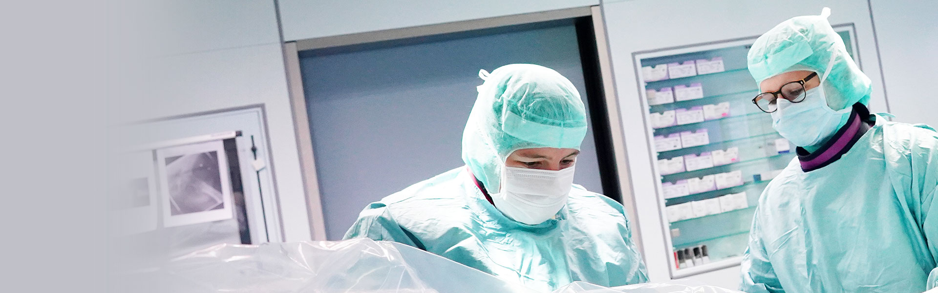 Abbildung: Chirurgie - Dr. Miriam Djobo während einer Operation